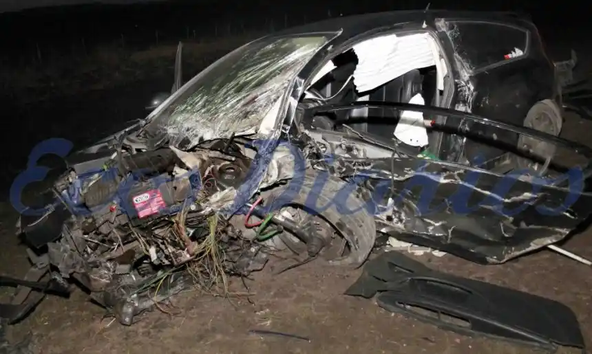 VIDEO: En la ruta 88 dos automovilistas salvaron su vida, tras chocar contra un camión cisterna