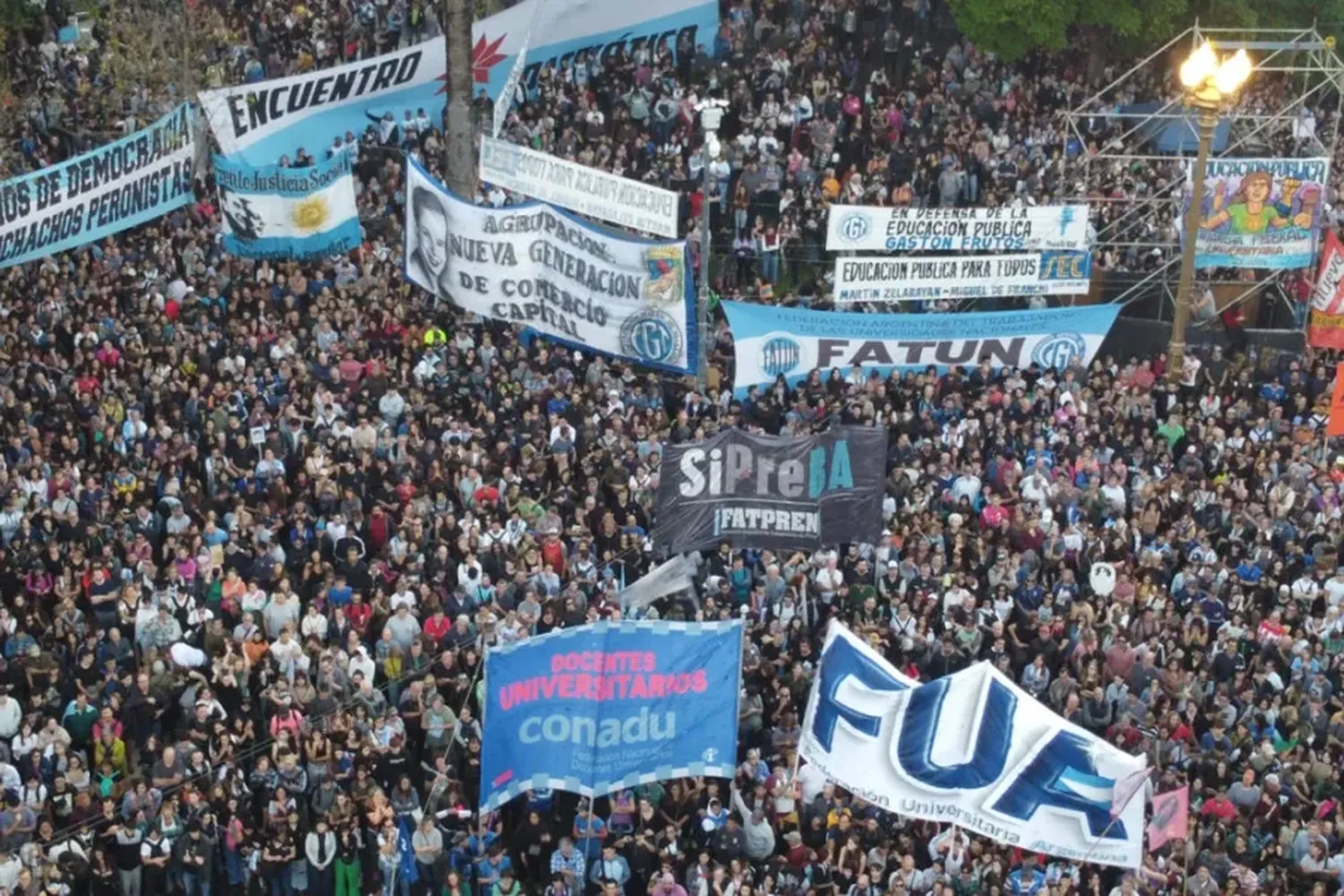 La multitudinaria marcha contra el ajuste en las universidades. Foto SomosTelam