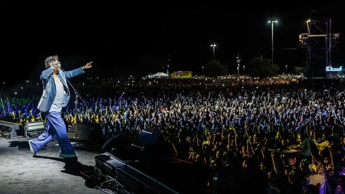 Fito Páez emocionó a Rosario con un recital para 300 mil personas en el Monumento a la Bandera