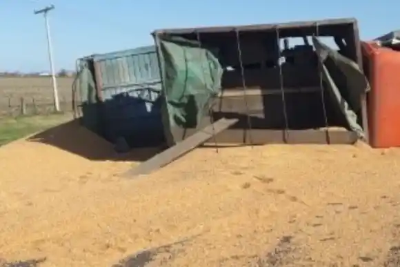 Dos heridos, uno de gravedad, tras un choque frontal entre dos camiones en la ruta nacional AO12