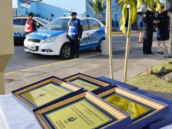 Policía entregó una Unidad Móvil y hubo reconocimientos al personal policial