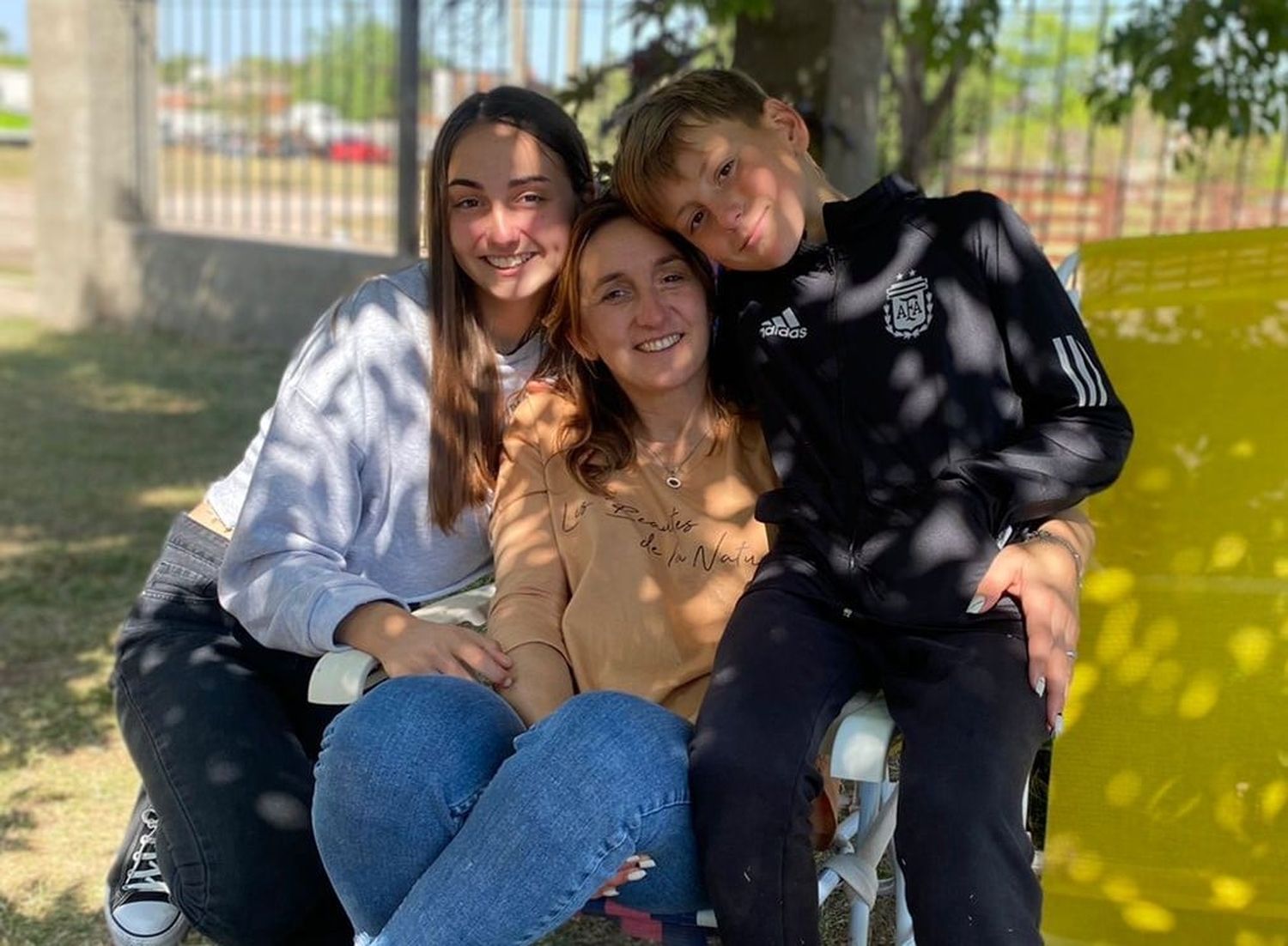 Evangelina Vigna junto a sus dos hijos que “la bancan” en todas