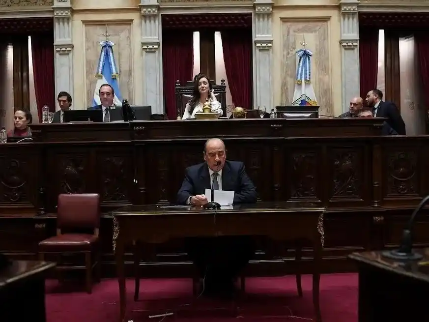 En el Senado, Francos defendió el ajuste libertario y rechazó el aumento a jubilados. Se fue del recinto tras ser llamado "mentiroso". Foto: HCSN.