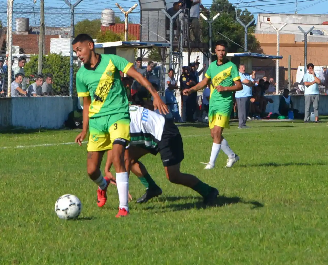 Laboriosa victoria de Urquiza ante Centro Bancario. El auriverde se impuso por 2-1 y faltando un fecha está entre los cuatro que definirían el certamen Oficial.