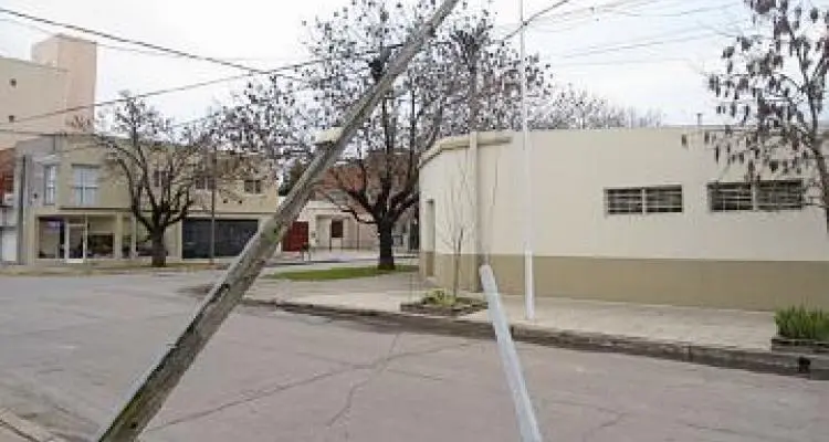 Un poste de luz a punto de caer
