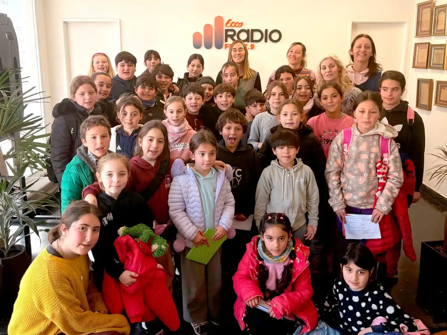 Alumnos de la Escuela Nº 18 de Ramón Santamarina visitaron Ecos Diarios