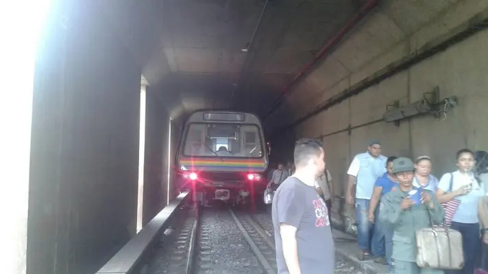 CHISPAZOS Y UNA EXPLOSIÓN: falla en el Metro de Caracas entre Plaza Venezuela y Sabana Grande