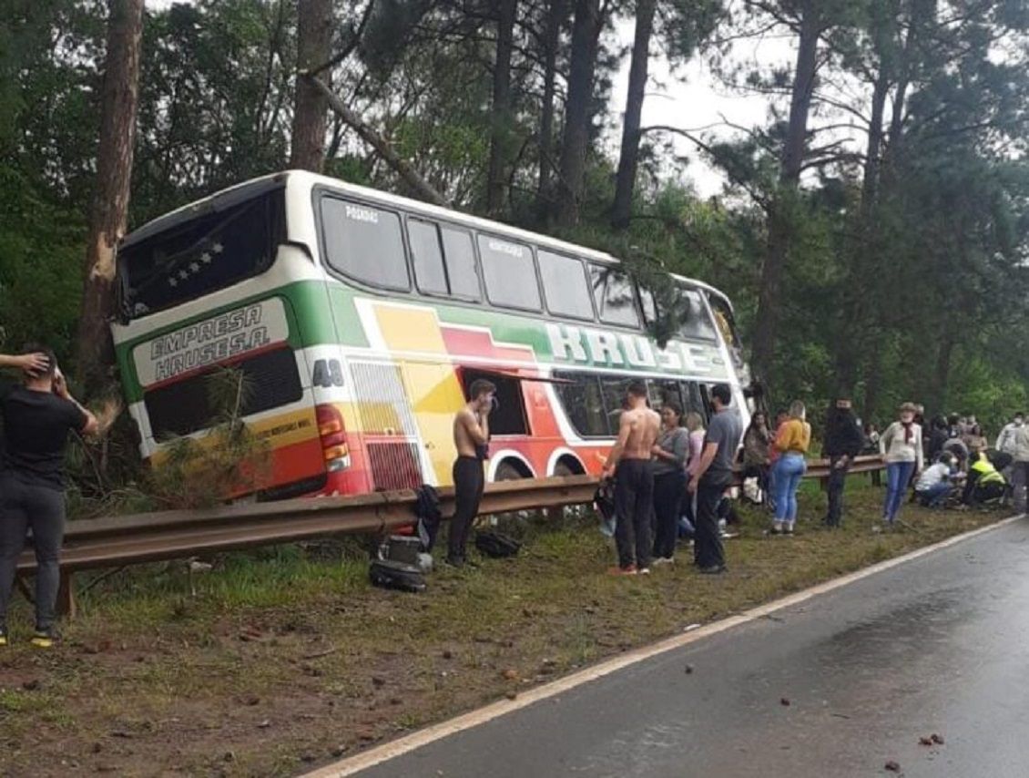 Un colectivo reventó un neumático y despistó: 3 muertos y 5 heridos graves