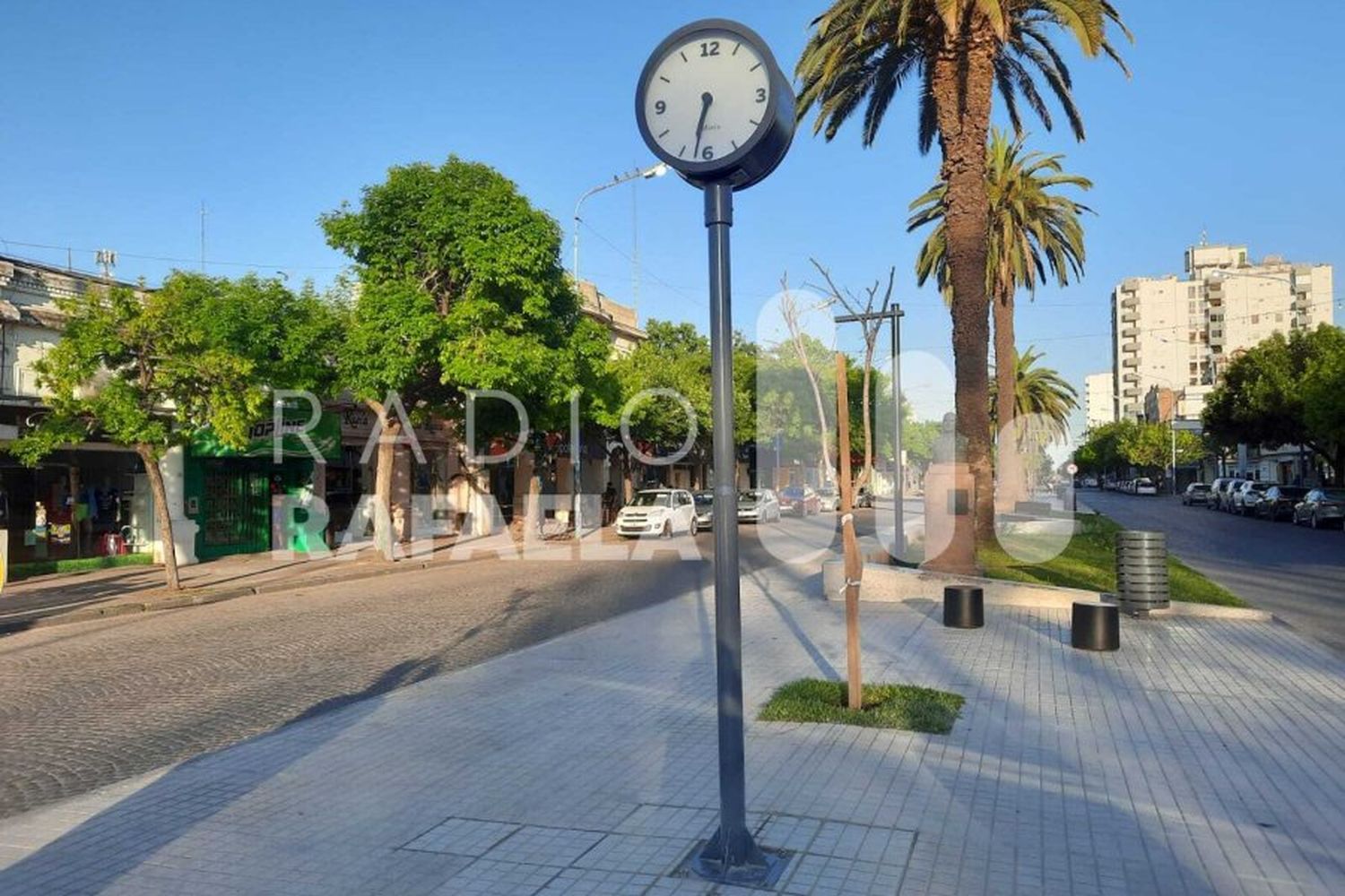 Se instaló el nuevo reloj en el cantero de Bv. Santa Fe ¿Cuándo finalizarán las obras en el boulevard?