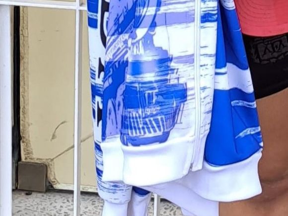 Brisa busca la campera que perdió