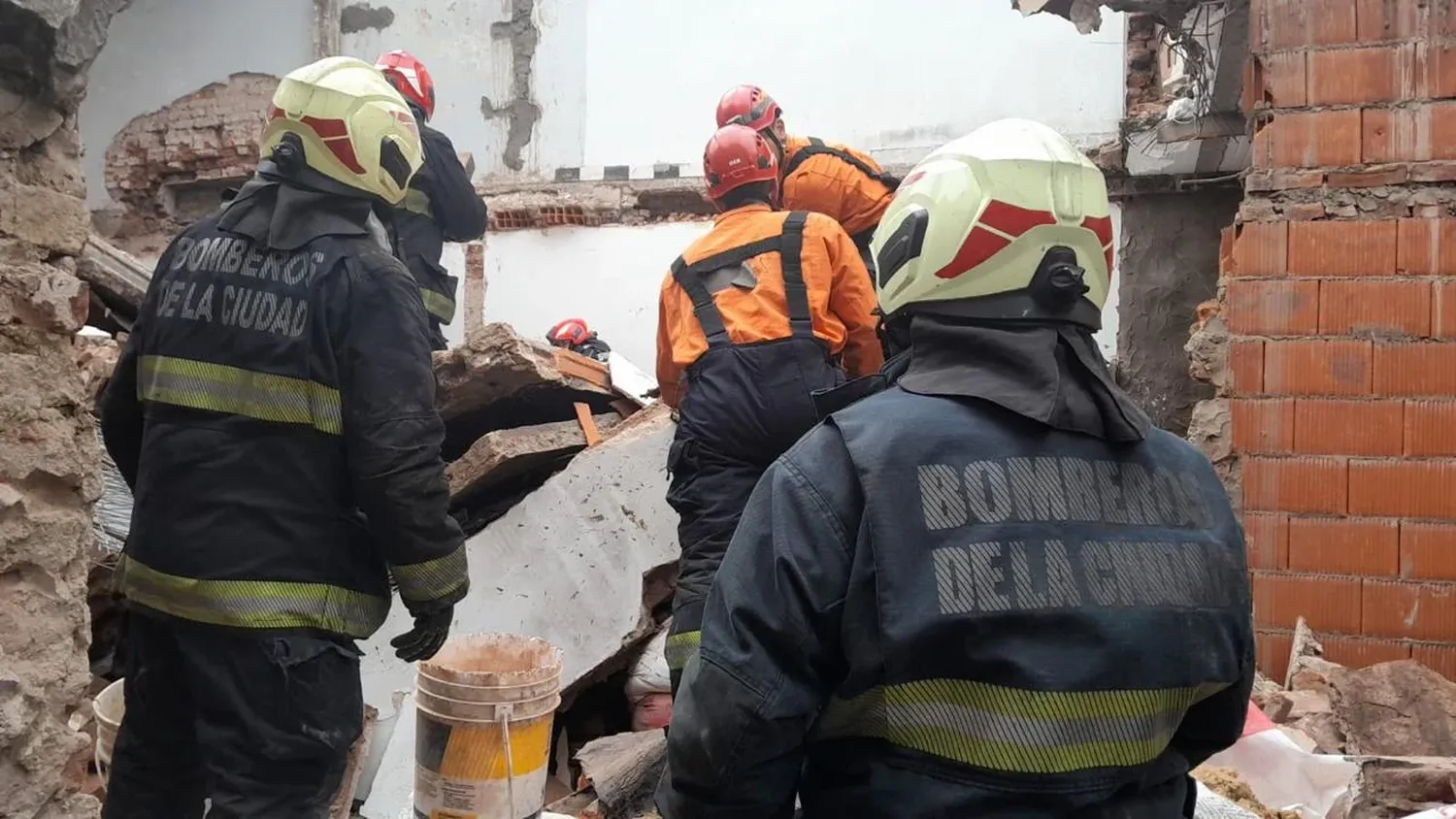 Derrumbe en una obra en Belgrano: rescataron al obrero que estaba atrapado entre los escombros