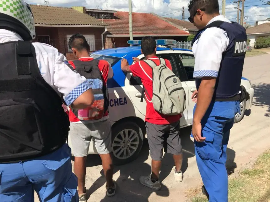 Tanteaban picaportes de puertas y los atraparon