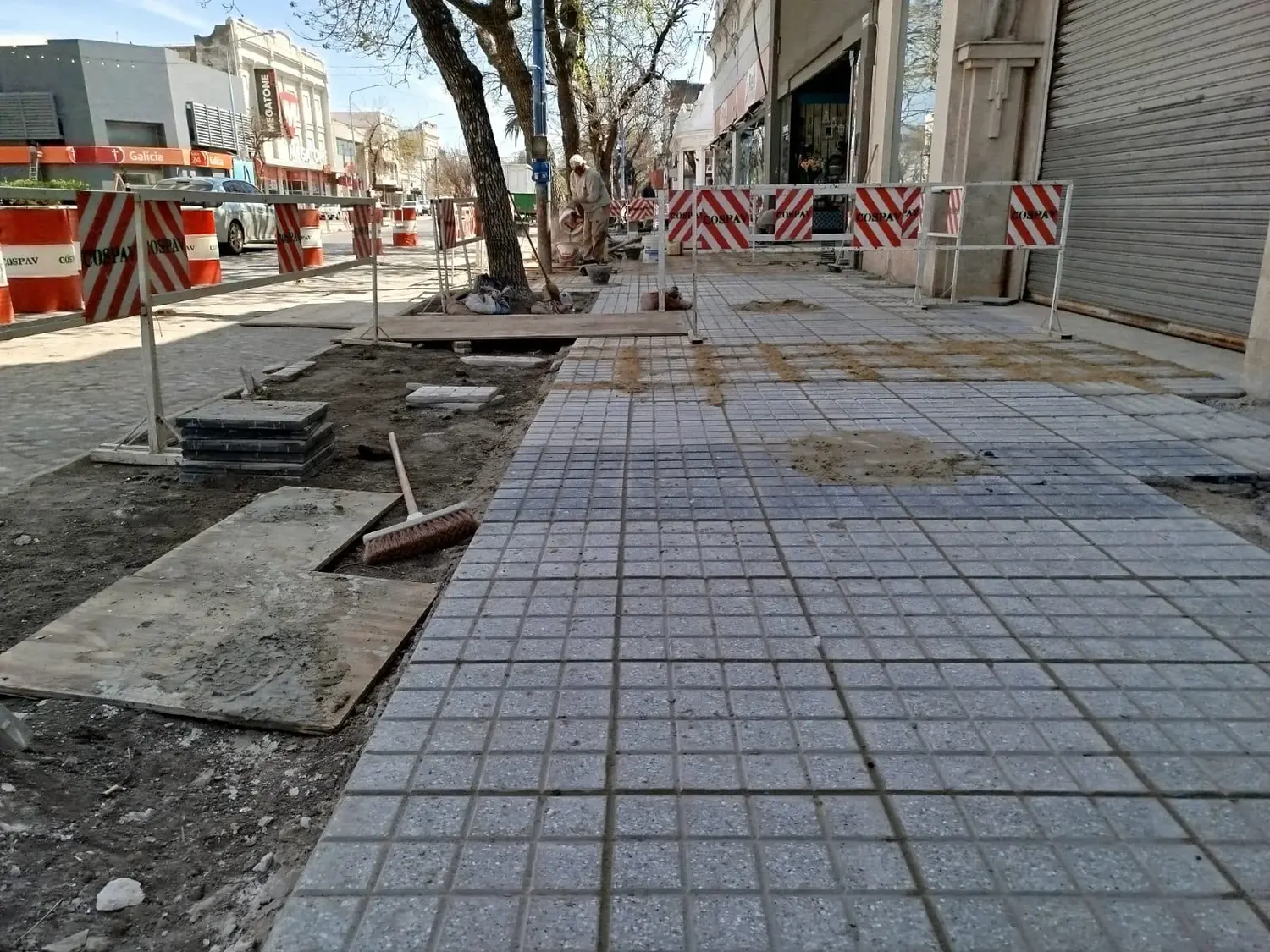 La remodelación de veredas del bulevar Santa Fe superó el 90 % de avance