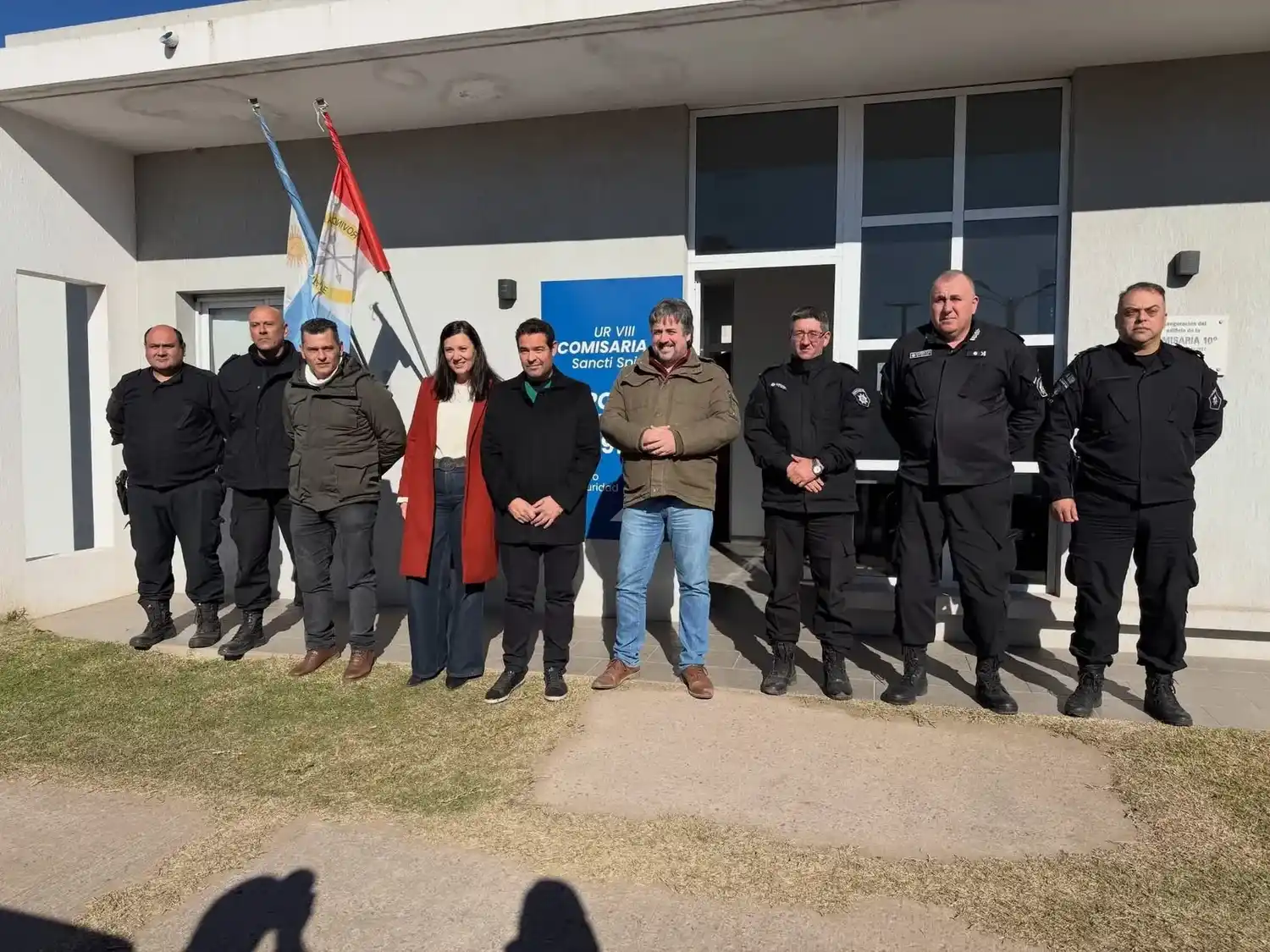El ministro junto, a distintas autoridades, frente a la Comisaría local.