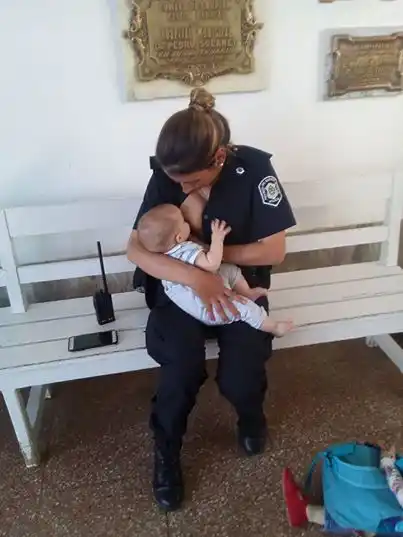 Tuvo un accidente y una policía dio de amamantar a su hijo en el hospital
