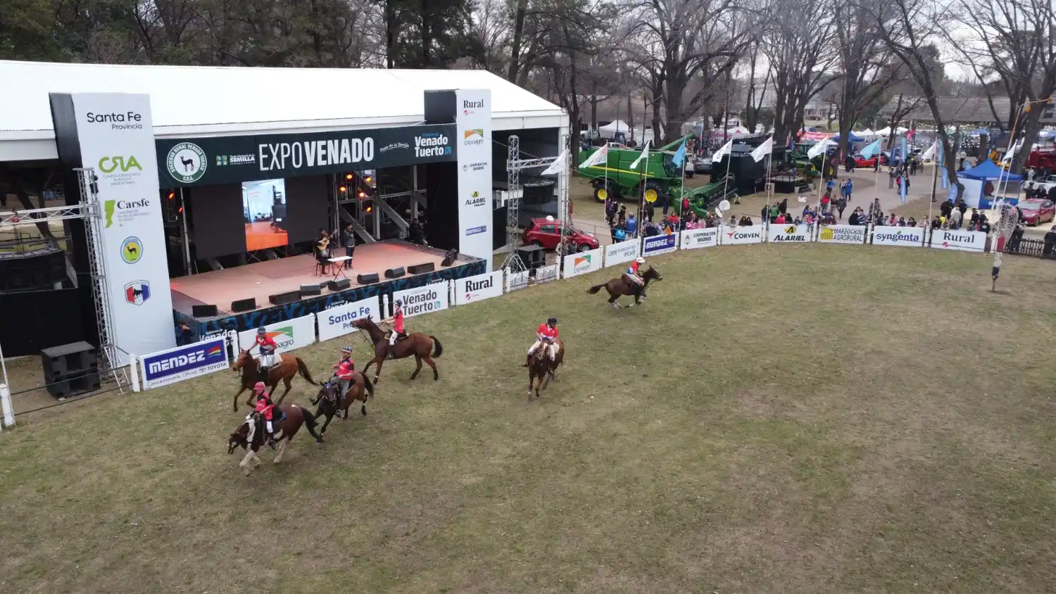 Exhibición de caballos criollos en la pista central de la Rural venadense.