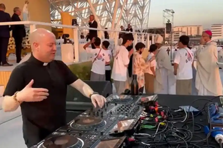 El cura DJ que se hizo viral en la Jornada Mundial de las Juventudes