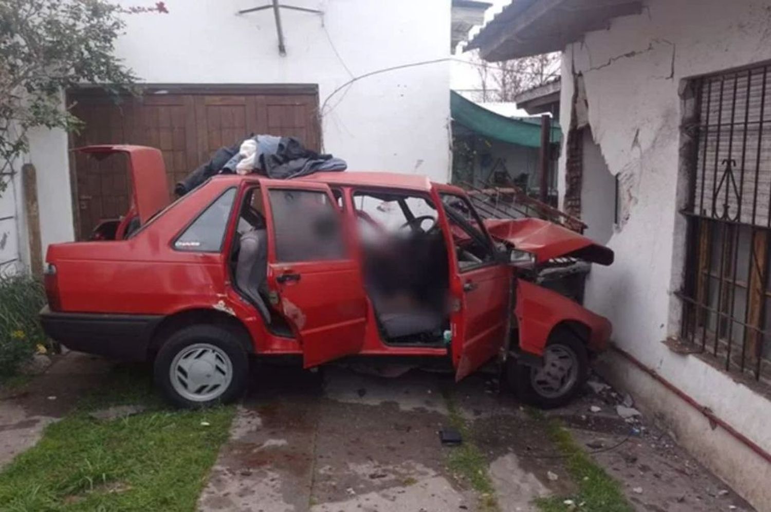 Mar del Plata: chocaron contra un paredón, uno murió y dos quedaron internados