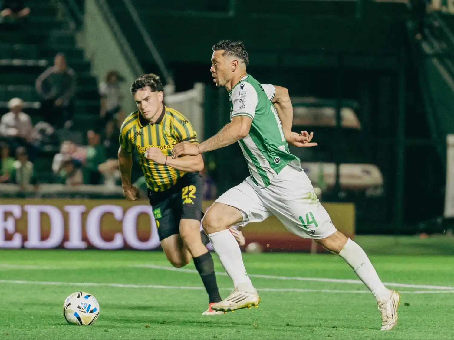 Aldosivi venció a Banfield sobre el final y tomó aire