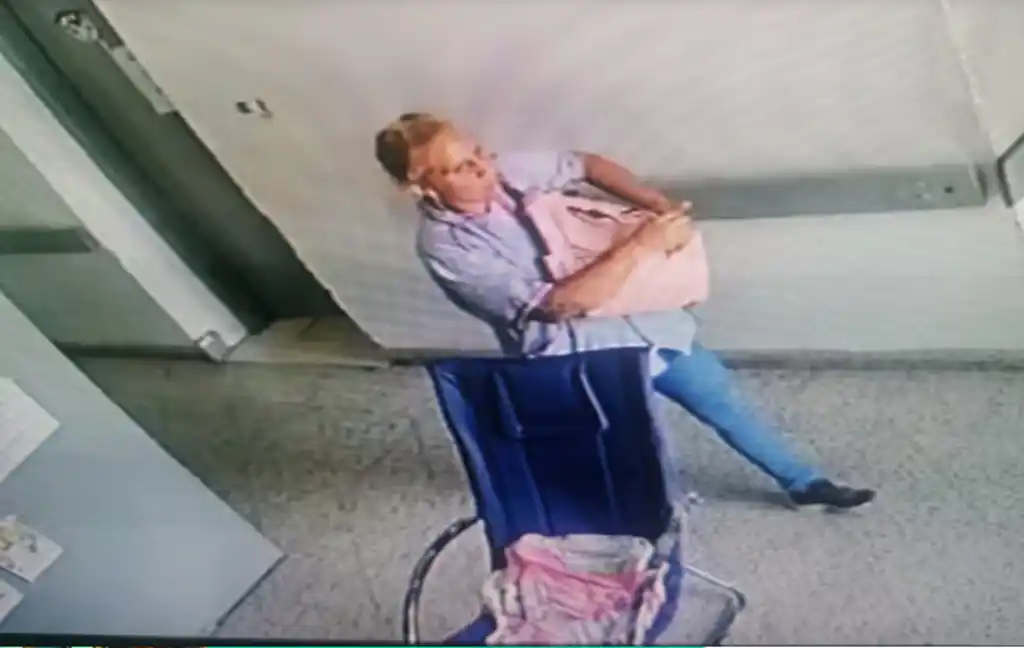 Las cámaras del Hospital captaron el momento del robo