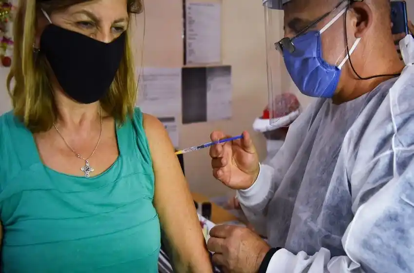 Comienza la inscripción para recibir la vacuna contra el coronavirus en Santa Fe, ¿cómo acceder?