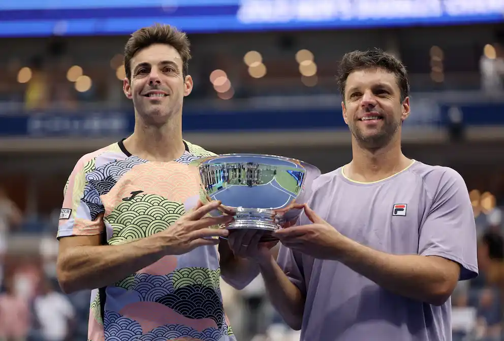 Granollers y Zeballos con el trofeo (Foto: Reuters/Mike Segar)