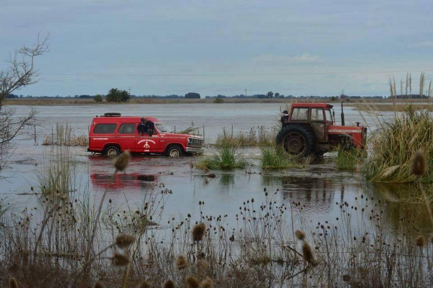 Desbordó la Laguna de Lobos, otro distrito en emergencia por la inundación