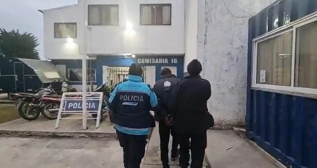 El detenido sustrajo un rollo de alambrado tejido metálico del patio.