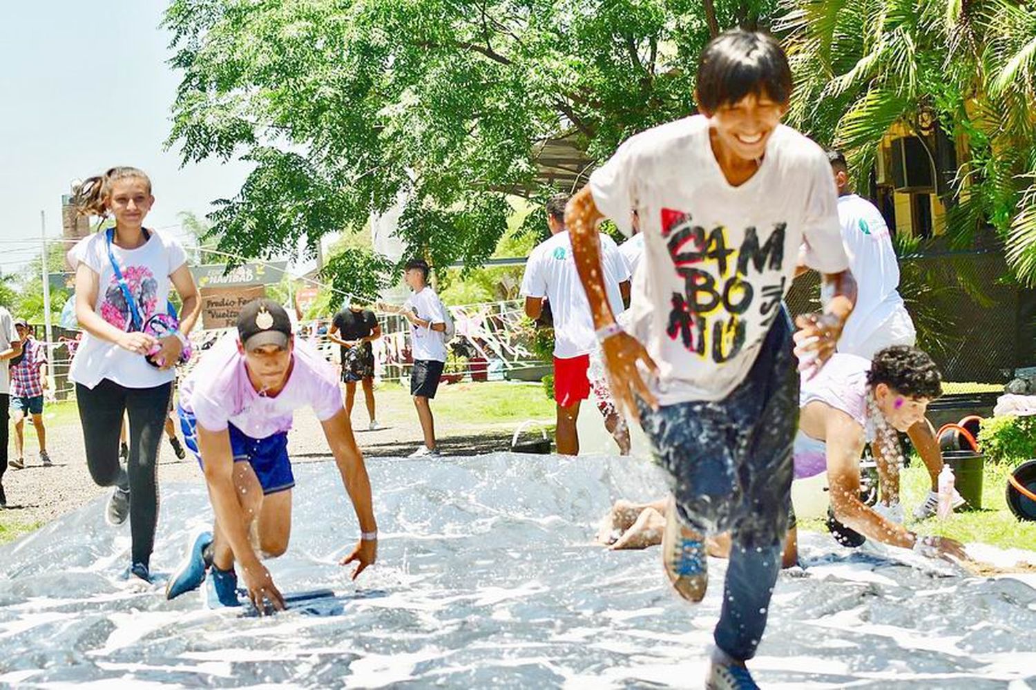 Estudiantes celebraron el UD en una magnífica
fiesta realizada en el playón municipal