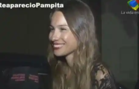 Pampita regresó sonriente, habló de Vicuña y dijo que está sola