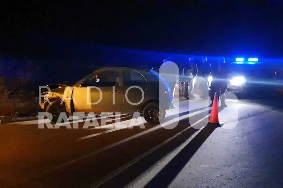 Impresionante accidente en la Ruta 70: dos autos chocaron y uno terminó en la alcantarilla dado vuelta