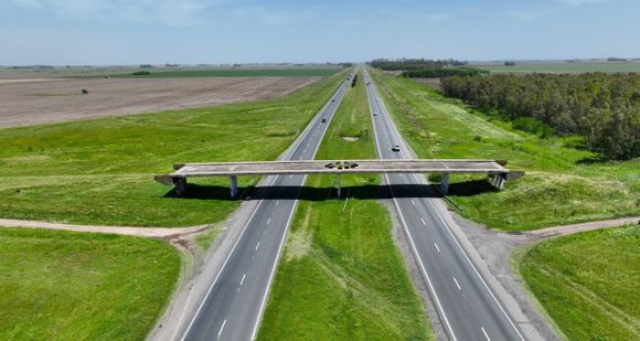 El puente que no lleva a ninguna parte ya es leyenda en la Ruta 9