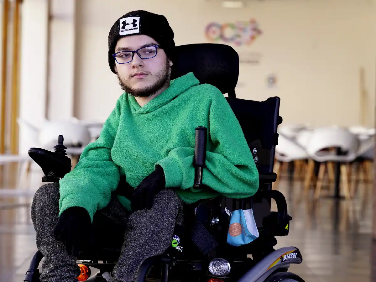 A las barreras las derriba con rimas 