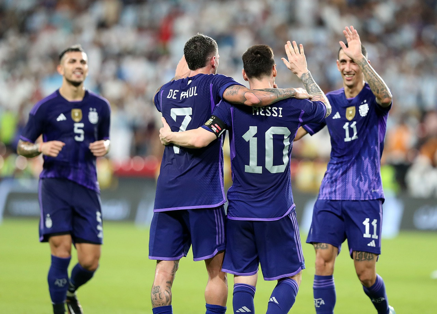 Lionel Scaloni es premiado por su trayectoria en el mundo del fútbol