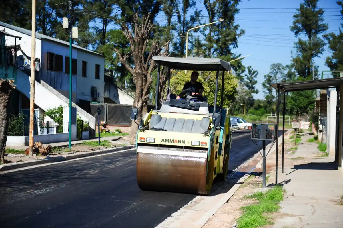 Pavimentan cuadras de uno de los barrios más populares de la ciudad