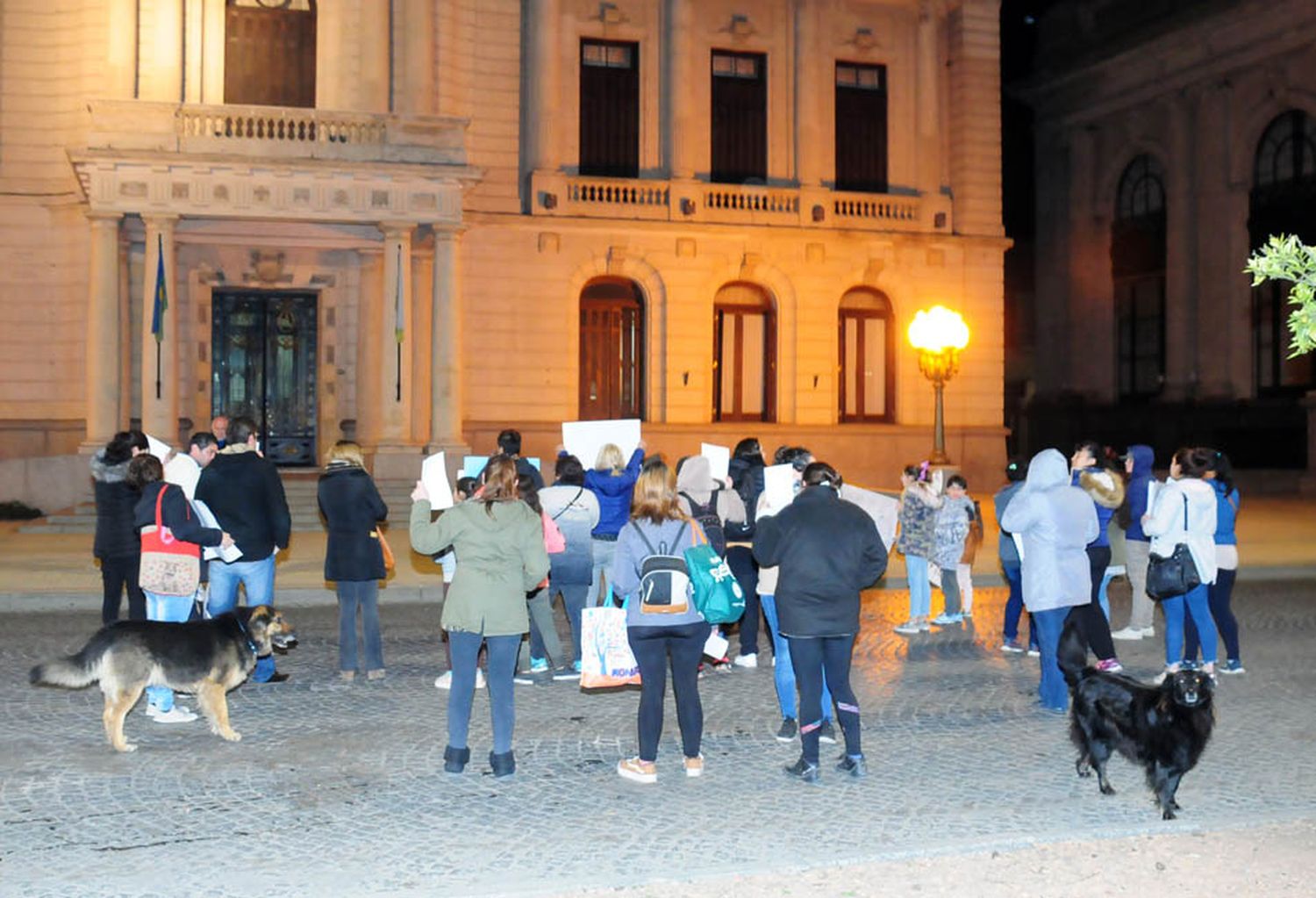 Familiares clamaron justicia por la niña maltratada en el Hogar y pidieron la destitución del personal