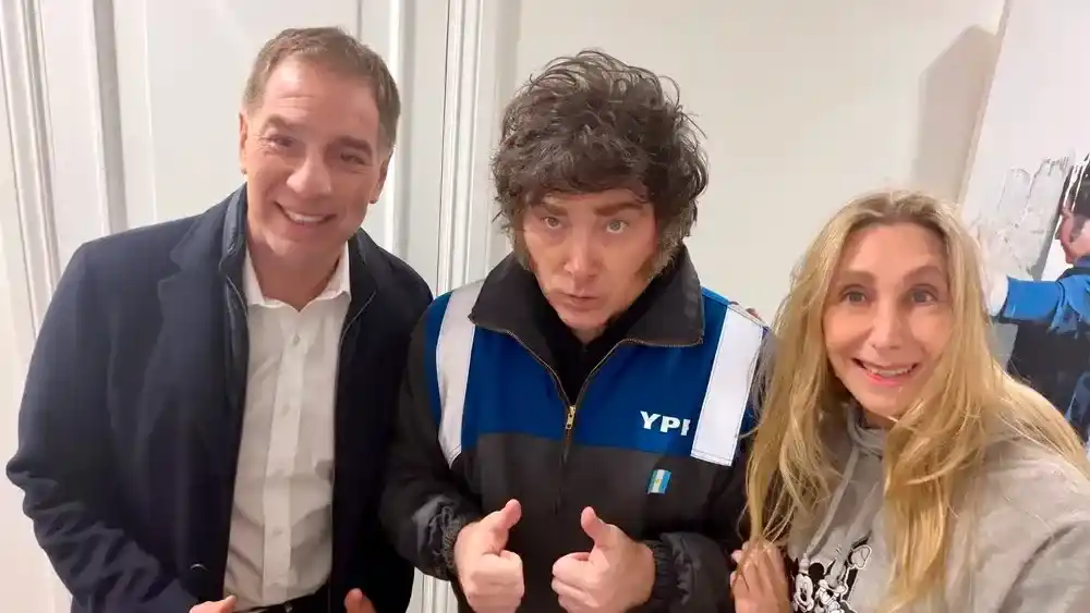 El presidente Javier Milei junto al designado jefe de Gabinete, DIego Santilli, y la secretaria general de la Presidencia, Karina Milei.