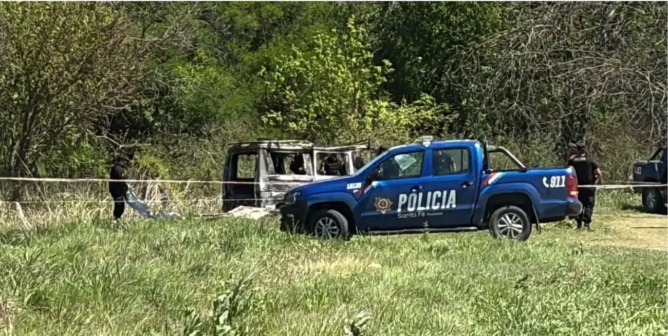 Misterio en Santo Tomé: todavía no pudieron identificar los restos hallados dentro de una camioneta incendiada