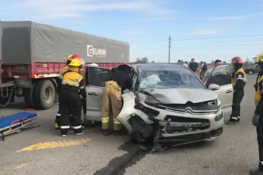 San Genaro: dos personas resultaron gravemente heridas tras un tremendo choque en la Ruta Nacional 34