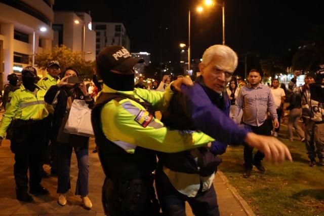 La Policía Nacional ecuatoriana entró en la noche del viernes a la Embajada de México