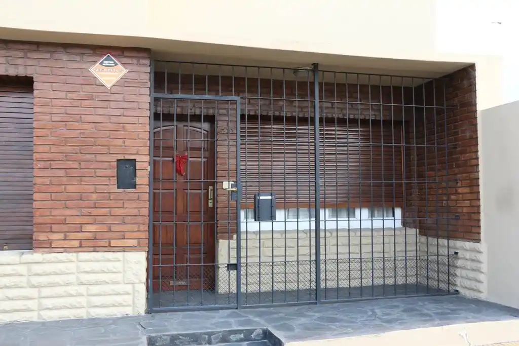 Dos televisores '42 en la calle, no pasan desapercibidos un primero de año