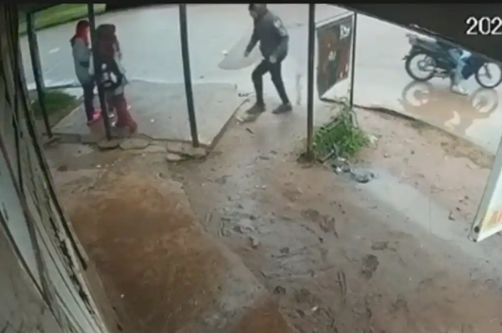 Con amenazas y violencia, el ladrón exigió que les entregaran sus pertenencias, golpeando a las niñas cuando se resistieron.
