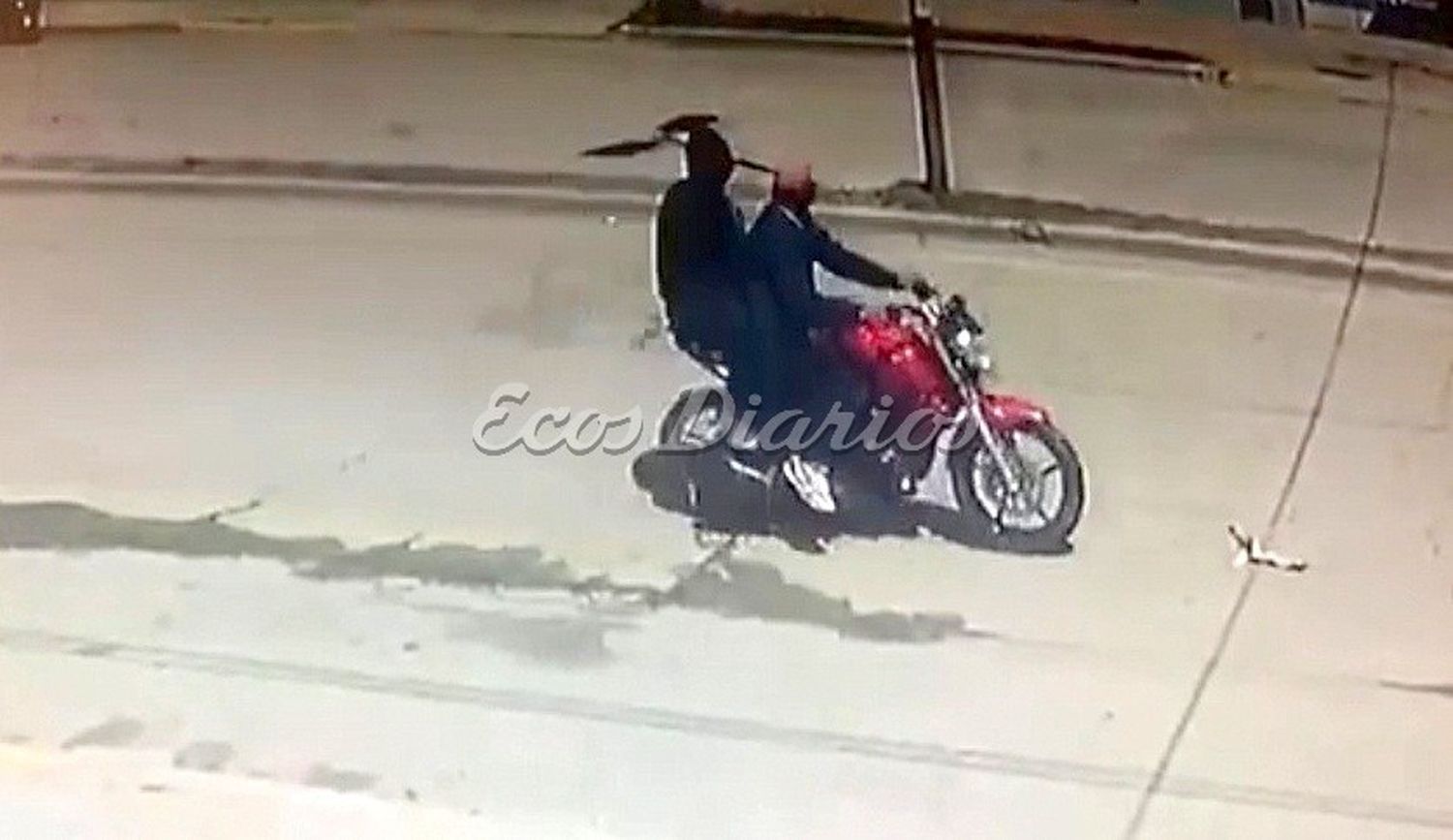 Dos hombres en moto asaltaron dos quioscos de la avenida 75