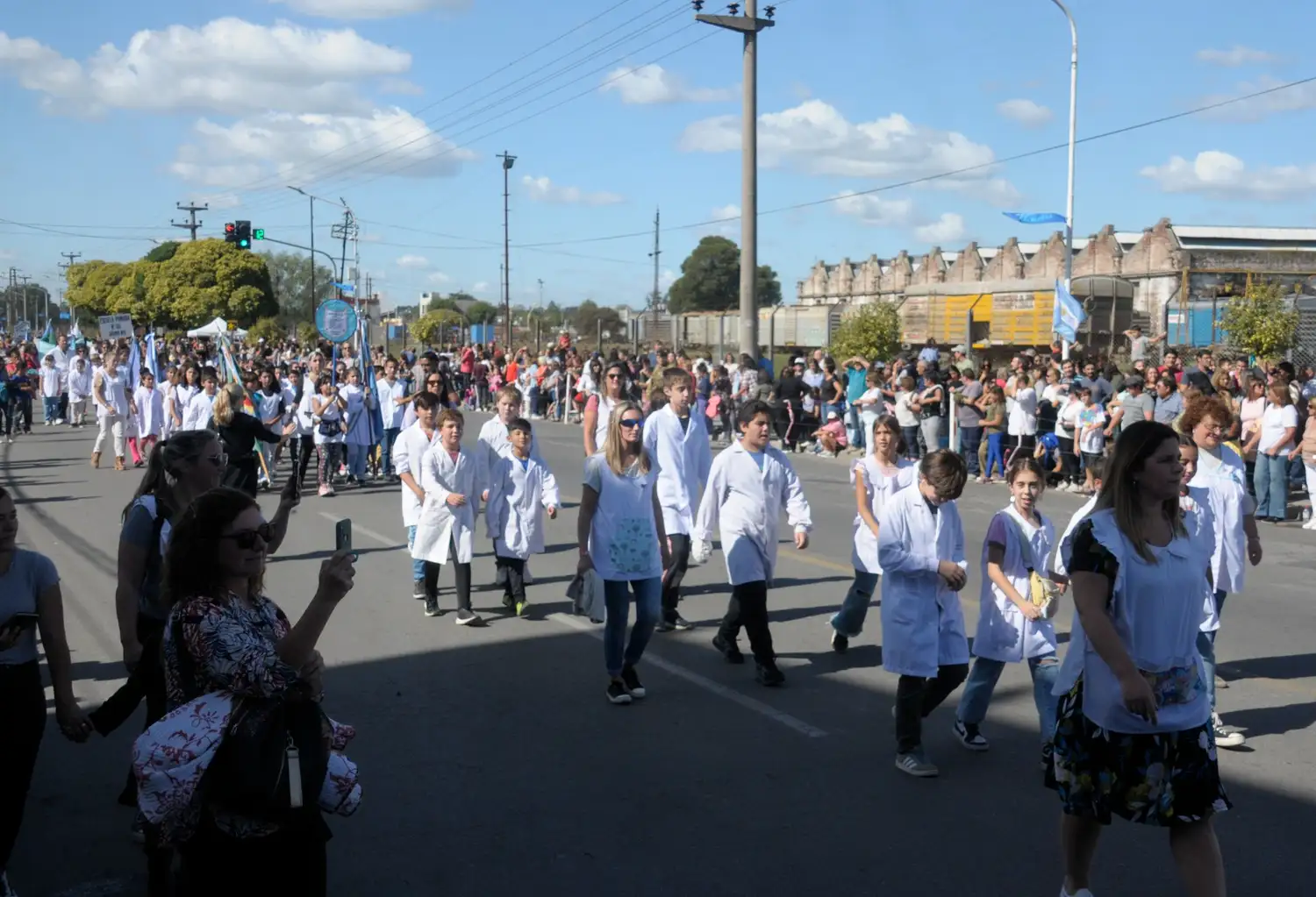 El desfile busca reflejar el compromiso comunitario, la historia compartida y el sentimiento de pertenencia de los tandilenses