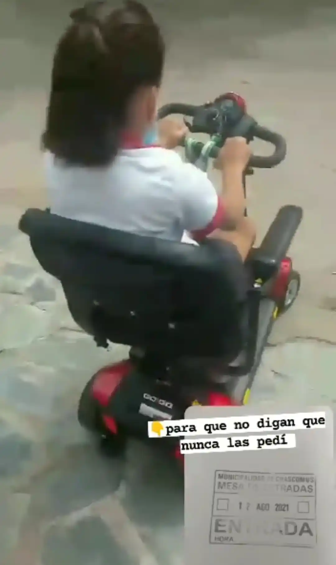 Falta de rampas en Chascomús: Una estudiante debe bajar por entrada de garaje para llegar hasta su escuela