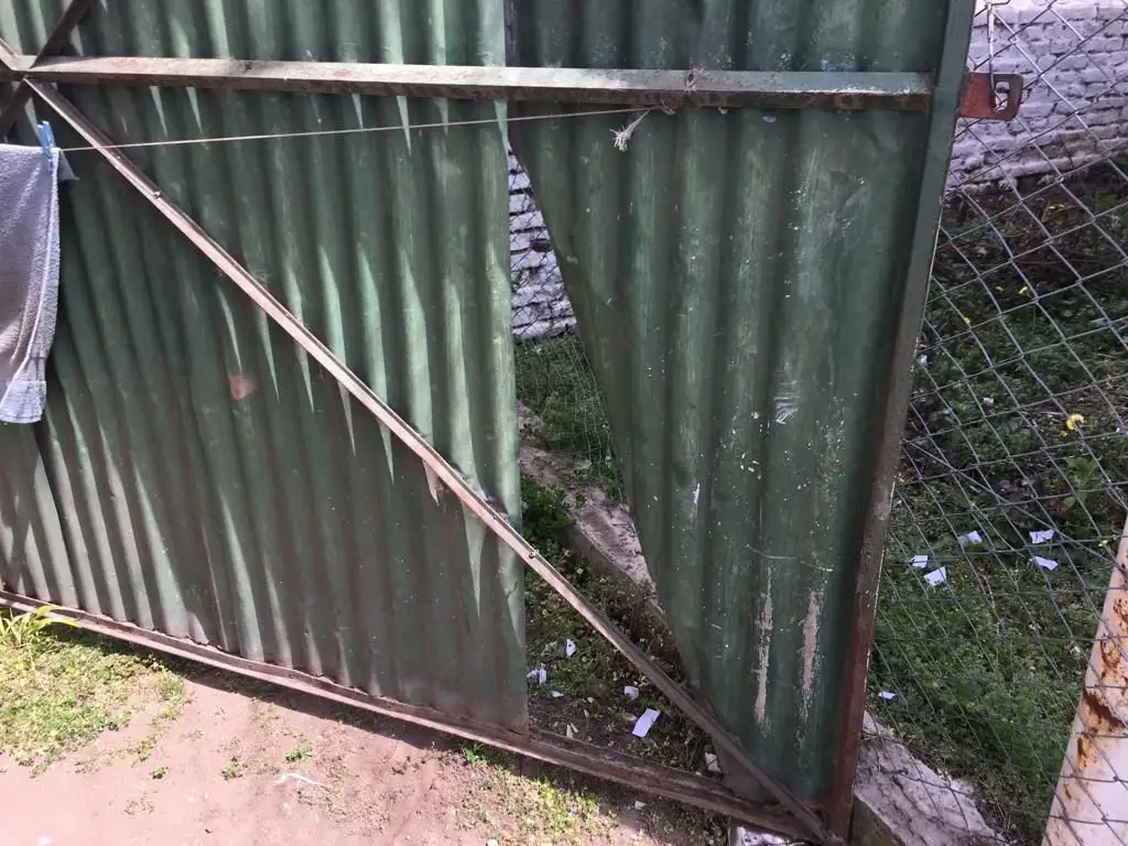Los daños en el portón de acceso al pañol del estadio.
