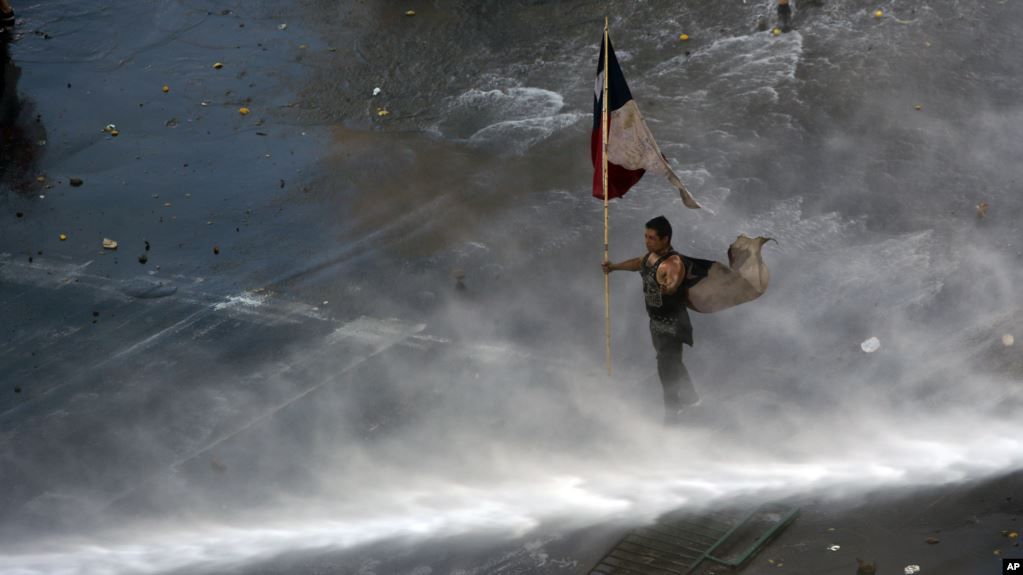 En Chile se mantiene el toque de queda tras otra jornada de protestas
