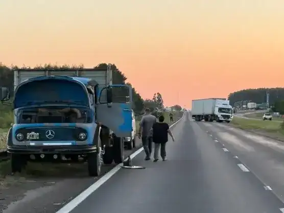 Dramático rescate en Ruta 14: conductor quedó atrapado tras un violento choque entre camiones