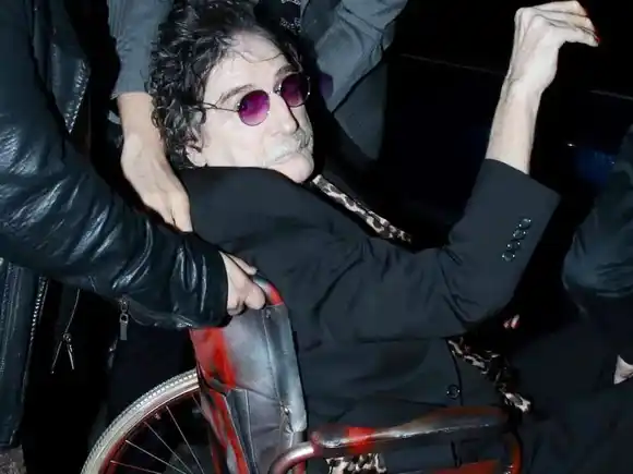 Charly García entrega su legado a la Caja de las Letras del Instituto Cervantes