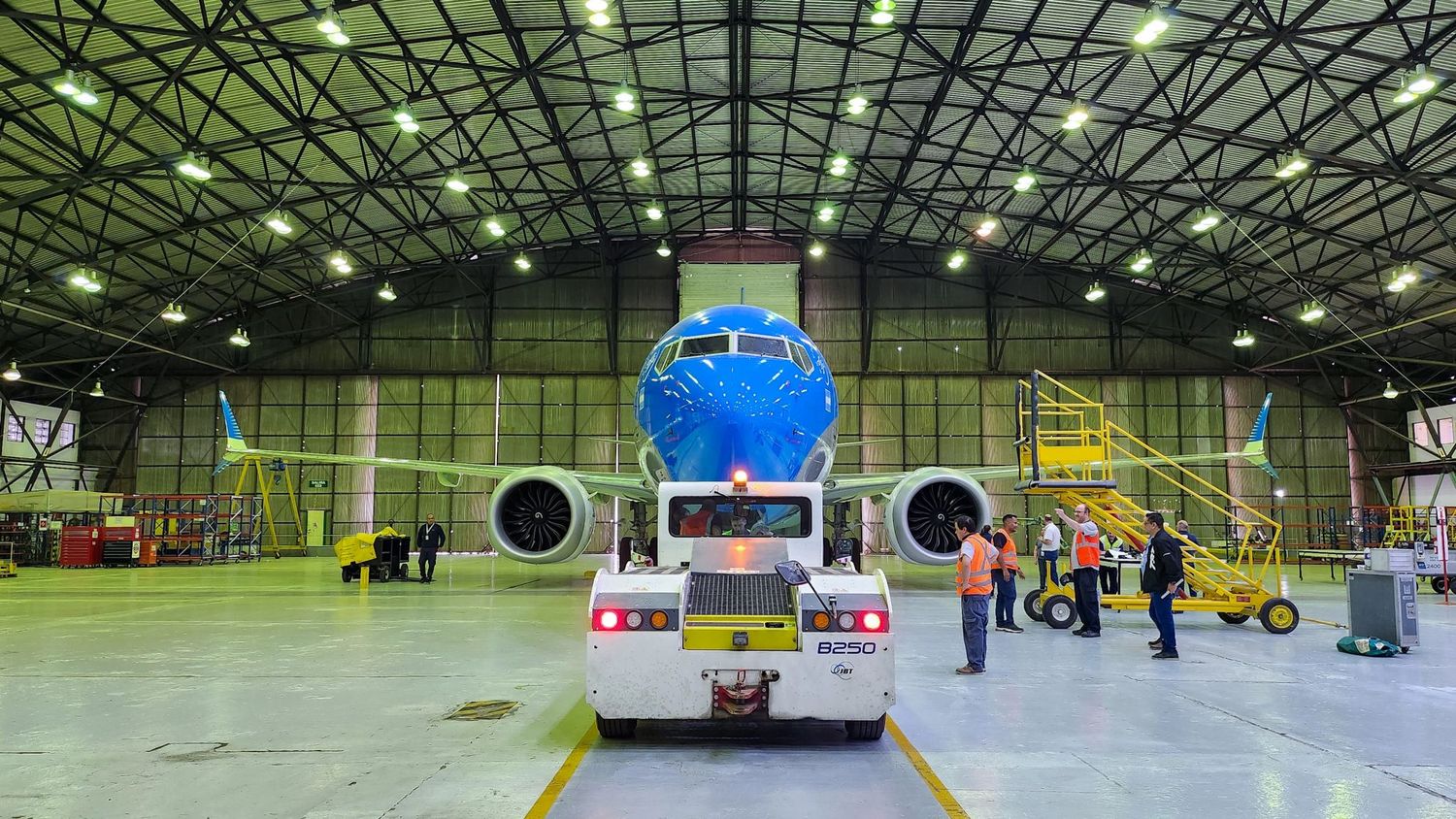 FAdeA pintó otro Boeing 737 MAX «ucraniano» con los colores de Aerolíneas Argentinas